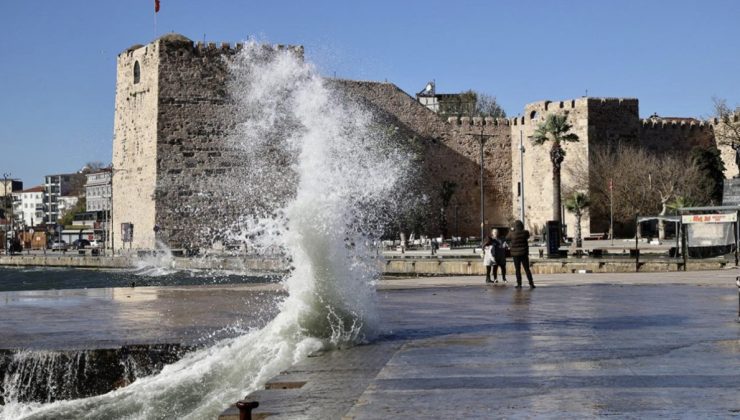 Sinop’ta metrelerce yükseklikte dalgalar oluştu