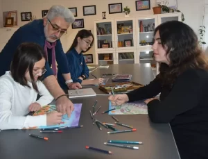 Sinop’ta öğrenciler, çizdikleri karikatürlerle dünyaya barış mesajı verdi