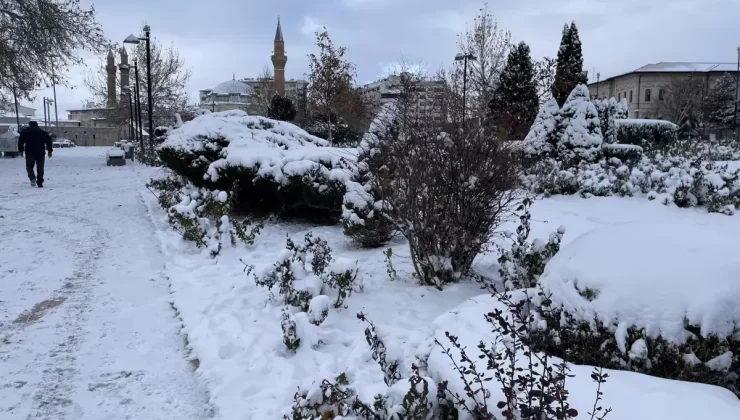 Sivas’ta Kar Yağışı Nedeniyle 906 Yerleşim Yeri Ulaşıma Kapandı