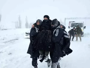 Sivas’ta Olumsuz Hava Koşulları Nedeniyle Mahsur Kalan 600 Kişi Tahliye Edildi