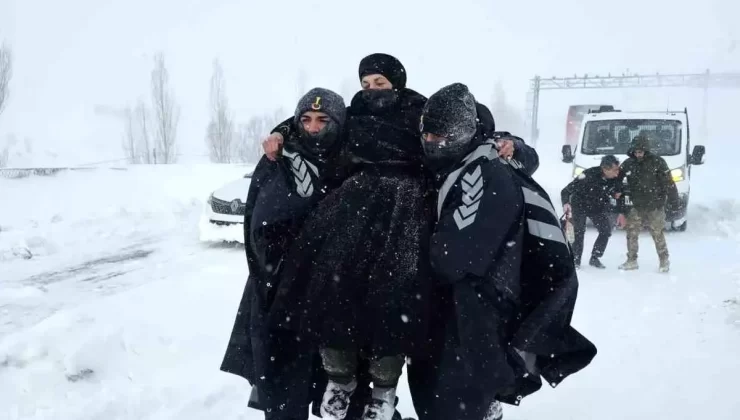 Sivas’ta Olumsuz Hava Koşulları Nedeniyle Mahsur Kalan 600 Kişi Tahliye Edildi