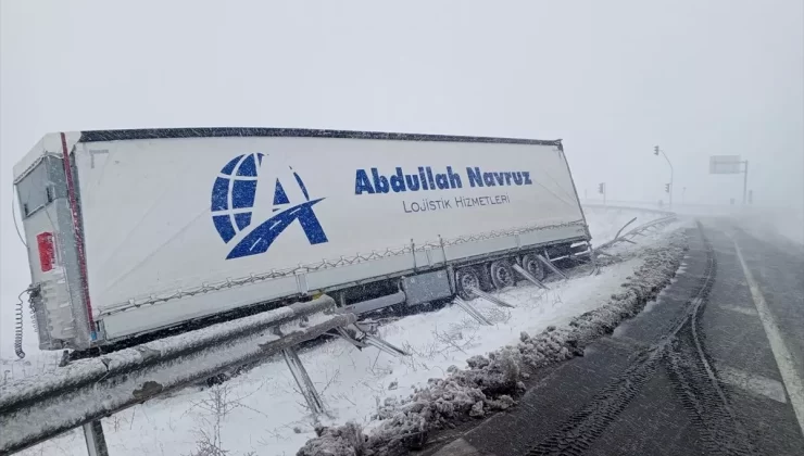 Sivas’ta Tır Kazası: Sürücü Yaralandı