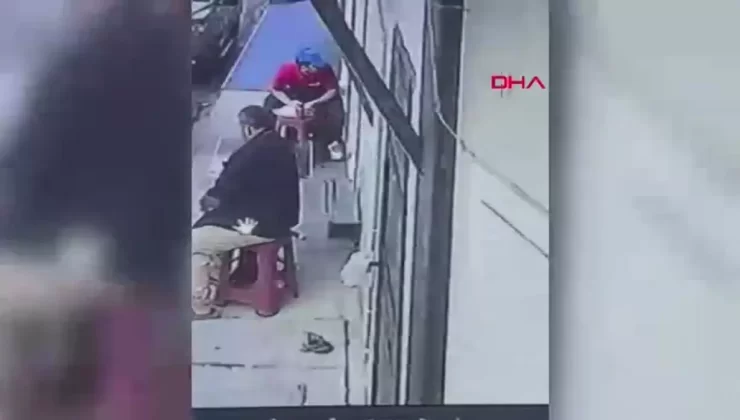 Sokak Kedisi Dürümü Kapıp Gitti