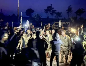 Suriye’de muhalifler Hafız Esad’ın heykellerini yıkıyor