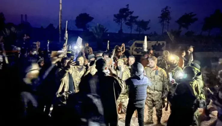 Suriye’de muhalifler Hafız Esad’ın heykellerini yıkıyor