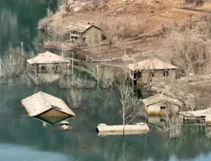 Sütçüler’deki Batık Köy Darıbükü, Doğa Severlerin İlgi Odağı Oldu