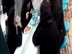 Taksim’de Turist Tabağındaki Saçı Kendi Koydu, Esnaf Hesabı Almadan Dükkanı Kapatı