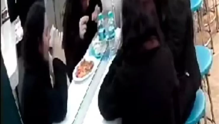 Taksim’de Turist Tabağındaki Saçı Kendi Koydu, Esnaf Hesabı Almadan Dükkanı Kapatı