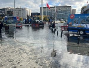Taksim’i su bastı: Vatandaşlar yürümekte güçlük çekti