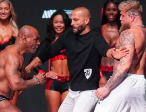 Tarihi boks maçı öncesi Mike Tyson, Jake Paul’a tokat attı
