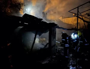 Tarsus’ta Odunluk Yangını Söndürüldü