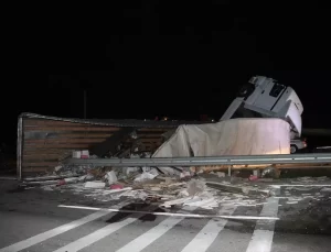 Taşova’da Tır Devrildi, Sürücü Yaralandı