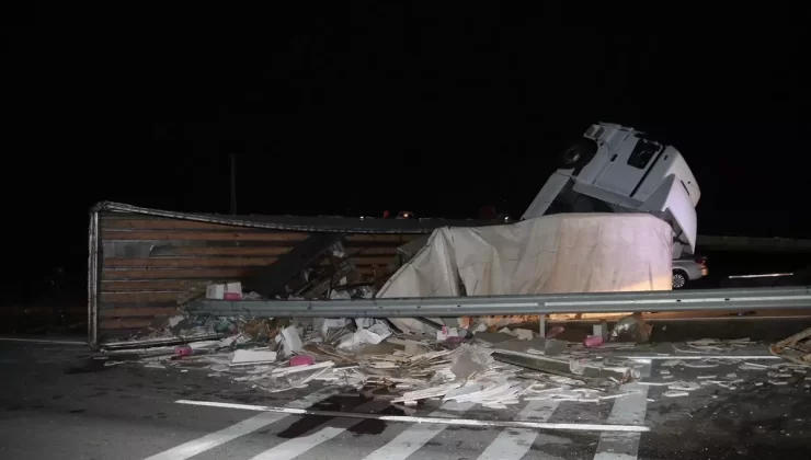 Taşova’da Tır Devrildi, Sürücü Yaralandı