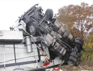 Taşova’da Tır Kazası: Sivil Polis Aracına Çarpma