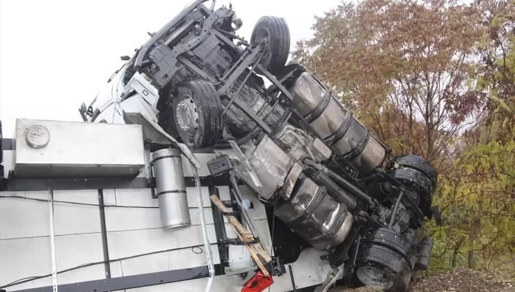Taşova’da Tır Kazası: Sivil Polis Aracına Çarpma