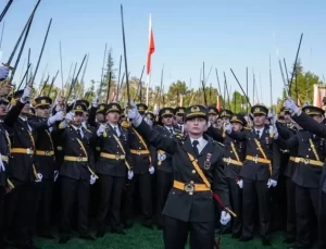 Teğmenlerin komutanı görevden alındı, veda mesajı dikkat çekti