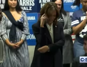 Telefonda seçmenle görüştüğünü söyleyen Harris kameralara fena yakalandı