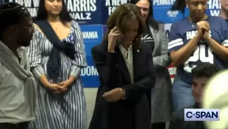 Telefonda seçmenle görüştüğünü söyleyen Harris kameralara fena yakalandı