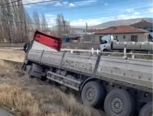 Tır Mezarlığa Girdi