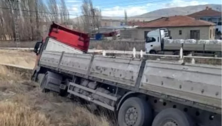 Tır Mezarlığa Girdi