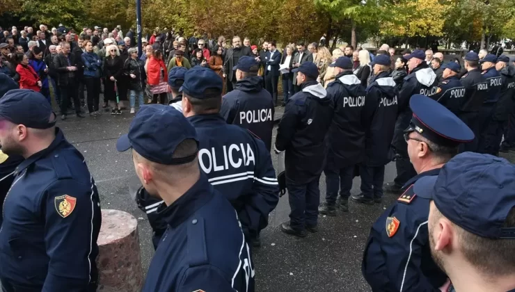 Tiran’da Yolsuzluk İddialarına Protesto