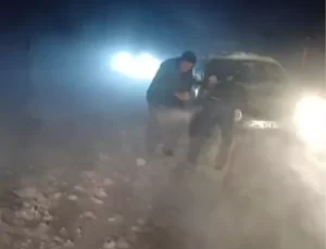 Tokat Zile’de Yoğun Kar Yağışı 3 Otomobili Mahsur Bıraktı