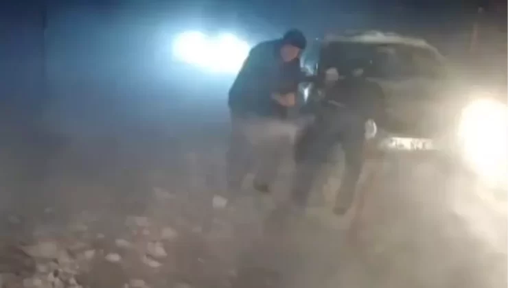 Tokat Zile’de Yoğun Kar Yağışı 3 Otomobili Mahsur Bıraktı