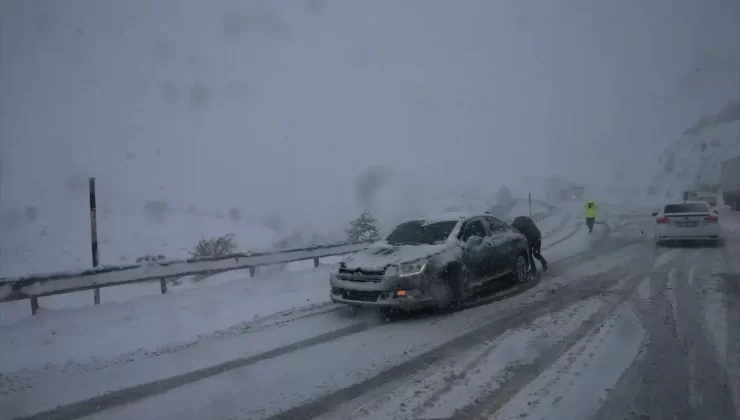 Tokat’ta Kar Yağışı Ulaşımı Aksattı