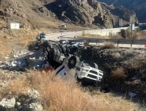 Tortum’da Tır Devrildi: Sürücü Hayatını Kaybetti