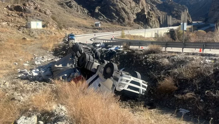 Tortum’da Tır Devrildi: Sürücü Hayatını Kaybetti