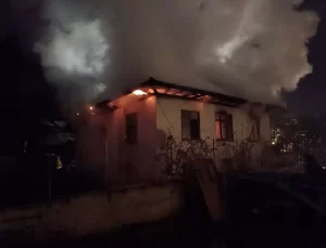 Tosya’da Yangın: 2 Katlı Ev Zarar Gördü