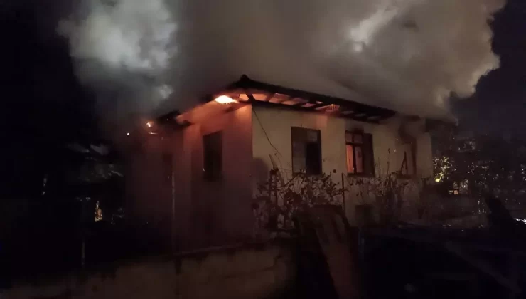 Tosya’da Yangın: 2 Katlı Ev Zarar Gördü