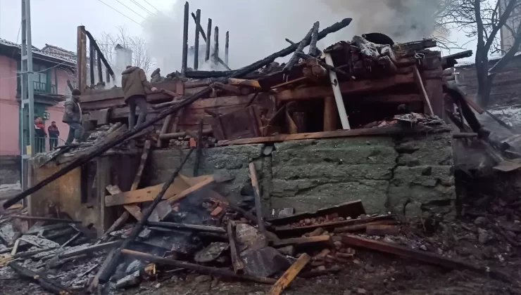 Tosya’da Yangın: Baba ve Engelli Oğlu Hayatını Kaybetti