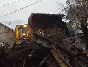 Tosya’da Yangın: İki Kişi Mahsur Kaldı, Arama Çalışmaları Sürüyor