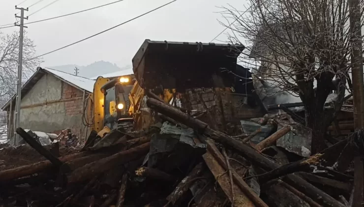 Tosya’da Yangın: İki Kişi Mahsur Kaldı, Arama Çalışmaları Sürüyor