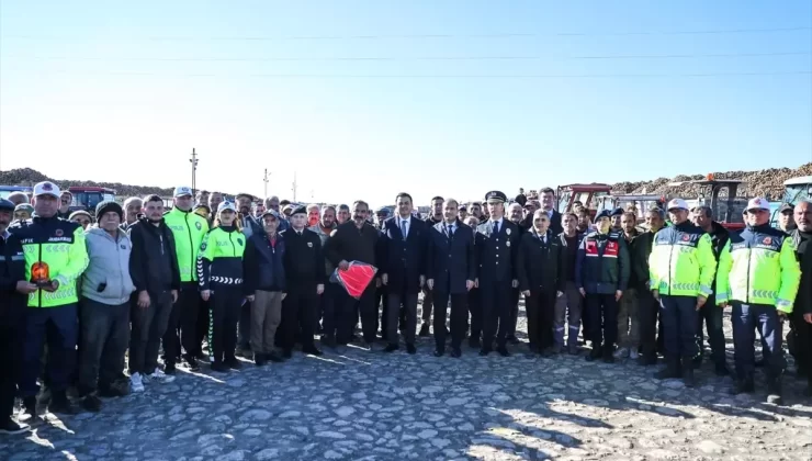 Traktör Sürücülerine Reflektör ve Tepe Lambası Dağıtıldı