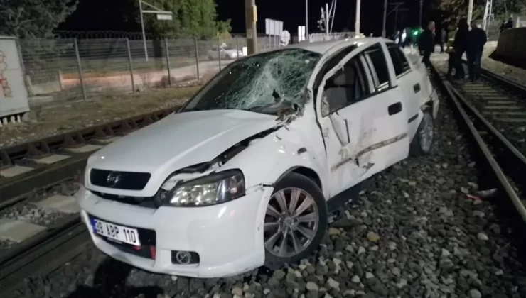 Tren-Otomobil Çarpıştı: 2 Yaralı