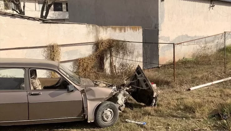 Tren Otomobile Çarptı: 1 Yaralı