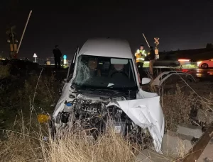 Tren, otomobile çarptı