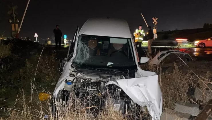 Tren, otomobile çarptı