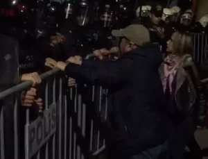 Tunceli’de kayyum gerginliği! Polis barikatını aşmak istediler