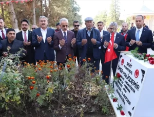 Ulaştırma ve Altyapı Bakanı Uraloğlu, şehit Ömer Halisdemir’in kabrini ziyaret etti