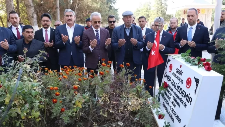 Ulaştırma ve Altyapı Bakanı Uraloğlu, şehit Ömer Halisdemir’in kabrini ziyaret etti