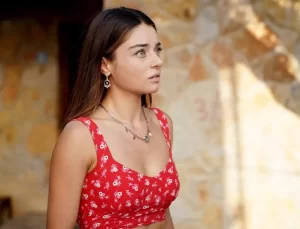 Ünlü oyuncunun başını örtüp poz verdiği fotoğraflar büyük beğeni topladı