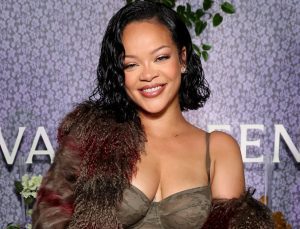 Ünlü şarkıcı Rihanna hayranlarına oy verme çağrısı: Ben oy veremiyorum, siz verin