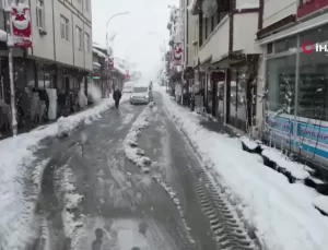 Uzundere’de 40 Yılın En Yoğun Kar Yağışı: Hayat Durdü