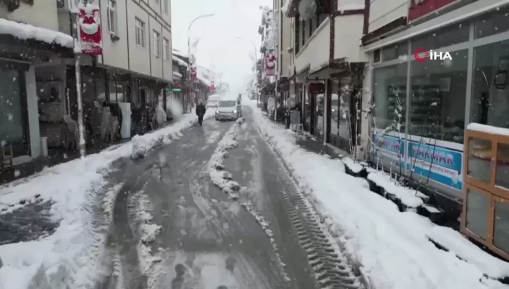 Uzundere’de 40 Yılın En Yoğun Kar Yağışı: Hayat Durdü