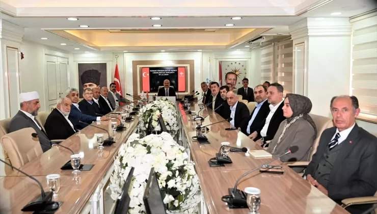 Vali Canalp Muhtarlarla Toplantı Yaptı