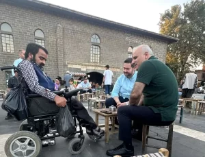 Vali Zorluoğlu, Halk Arasında Tek Başına