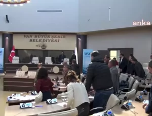 Van Büyükşehir Belediye Eş Başkanı Zeydan, Kayyum Atamalarını Protesto Etti